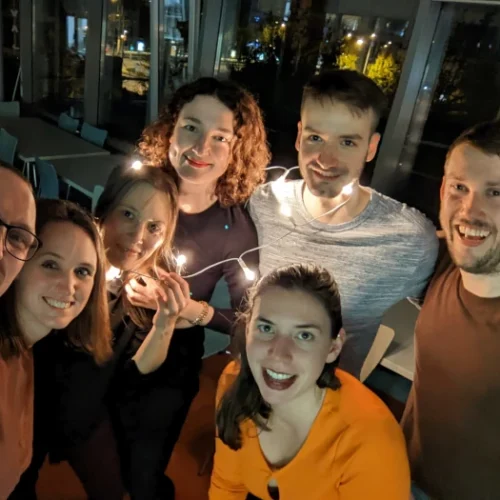 Die 7 Teilnehmer der Zouk Social Stuttgart lächeln in die Kamera