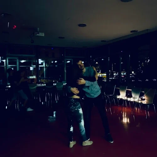 Lisa und DJ Sebastiao tanzen Brazilian Zouk im Zouk Social in Stuttgart